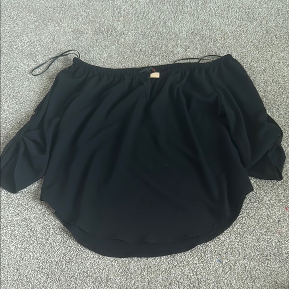 G by Guess Black Off-the-Shoulder Relaxed Blouse - Picture 1 of 3